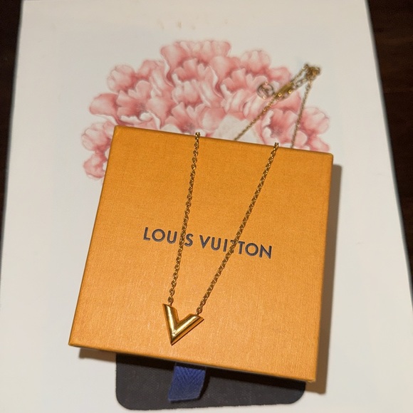 Louis Vuitton Essential V Necklace - Picture 2 of 4